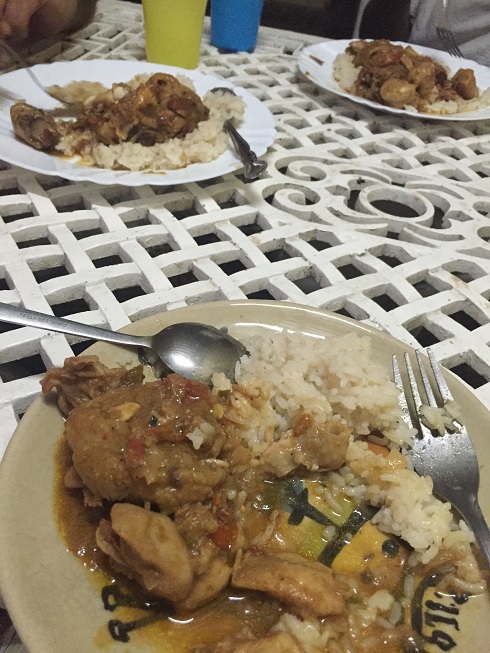 3人でカレーを食べる