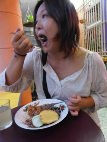 ひもじさに耐えかねて一気に食いまくる白石(Yさん撮影)[ca