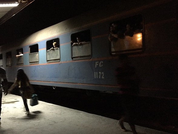 インドどころじゃない汚くて薄暗い夜行列車。